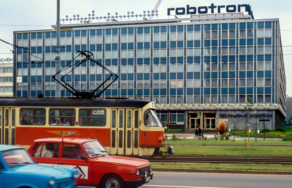 Speerspitze der DDR-Technikindustrie: Zentrale des VEB Kombinat Robotron in Dresden (Quelle: Ncarste, CC BY-SA 4.0, via Wikimedia Commons)